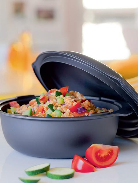 Tupperware UltraPro® 1.6-Qt./1.5 L Round Pan with Cover For Sale